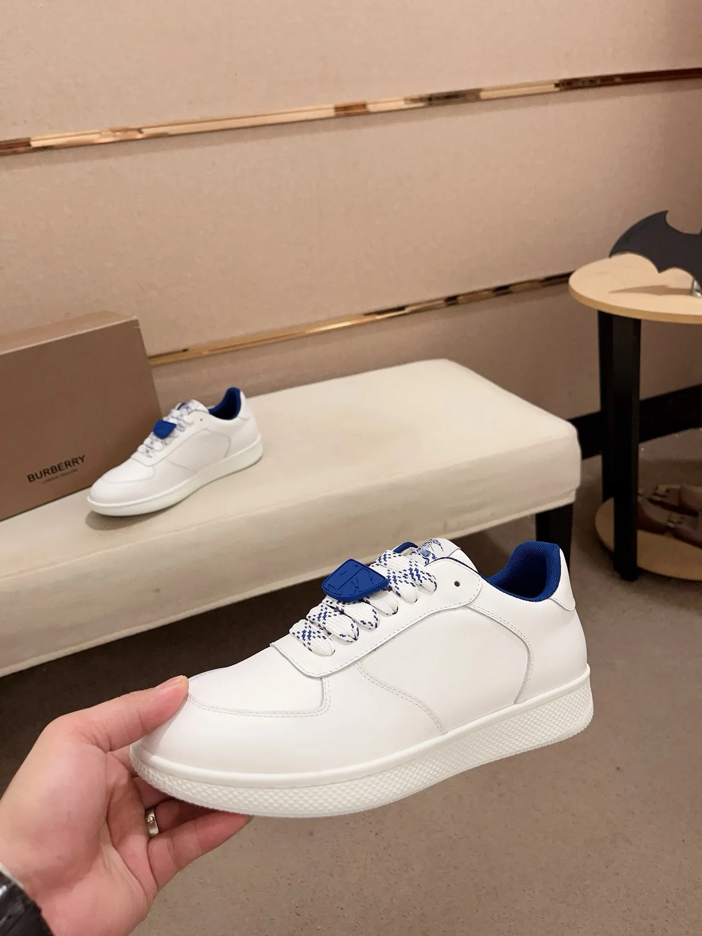 Men's shoes 💰: 560💰🇮🇹🇮🇹The counters are synchronized with Burberry's top purchasing agents🔍🔍Synchronized sales. Positive code number: 38-44. Italian imported cowhide, fully imported sheepskin lining, sole: original sole provided by the original factory, exclusive movable molded sole, super comfortable, original factory follow-up order, 🔍🔍high quality, you can enter and leave the counter at will, welcome to compare (45 yuan for customization, no return or exchange)